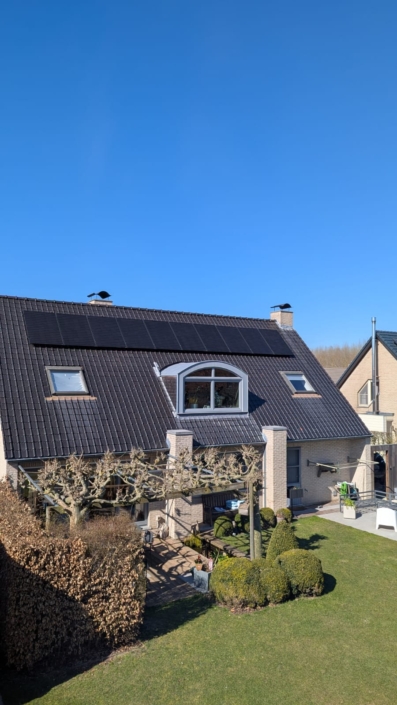 Zonnepanelen op schuin zwart dak van een woning in regio Eeklo, geplaatst door Energized
