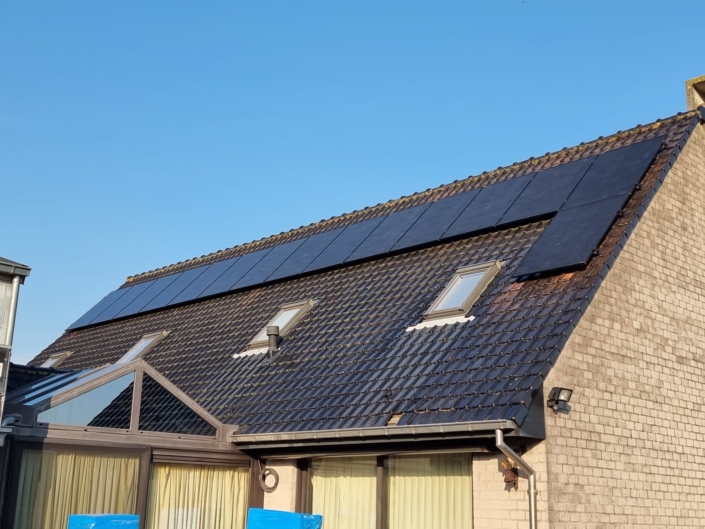 Plaatsing van zonnepanelen door Energized op hellend dak met dakvensters in Oost-Vlaanderen