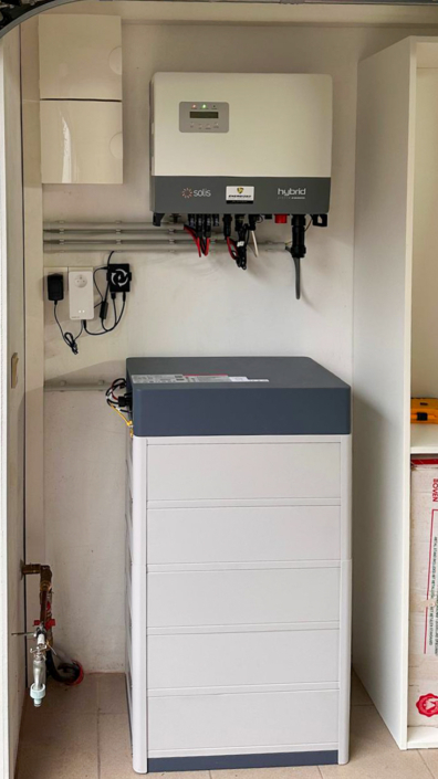Installatie van Pylontech thuisbatterij met hybride Solis omvormer in compacte ruimte naast zekeringkast