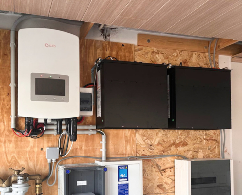 Een voorbeeld van hoe een plaatsing van je thuisbatterij eruit kan zien. Deze zijn op de muur gemonteerd.