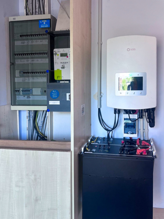 Net afgewerkte thuisbatterijopstelling in kastopstelling met Solis omvormer, netjes geïntegreerd met zekeringenkast
