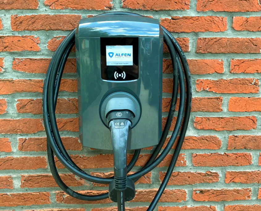 Een voorbeeld van hoe de Alfen laadpaal van Energized Eeklo aan de muur hangt.