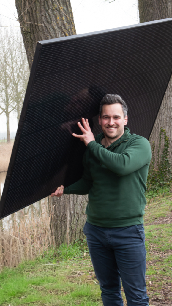 Michiel van Energized met zonnepaneel in de hand.
