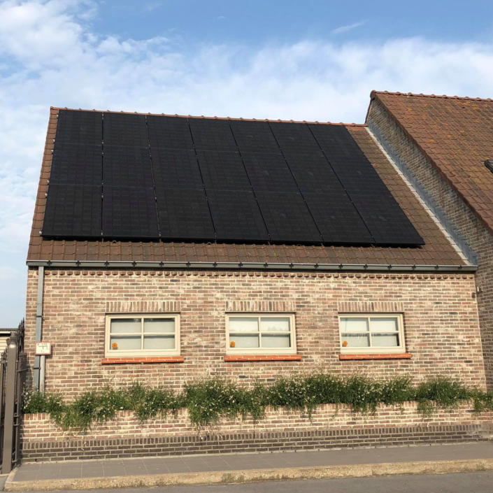 Strakke zwarte zonnepanelen op een landelijke woning in retrostijl