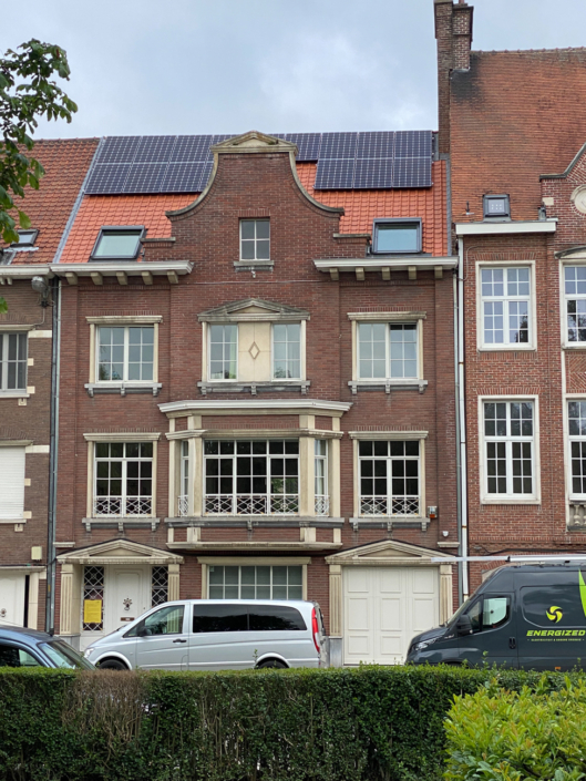 Zonnepanelen op statig herenhuis met Energized bestelwagen voor de deur in Gent