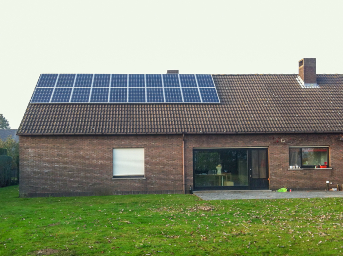 Zonnepanelen op breed dak van bungalow met grote tuin in Eeklo