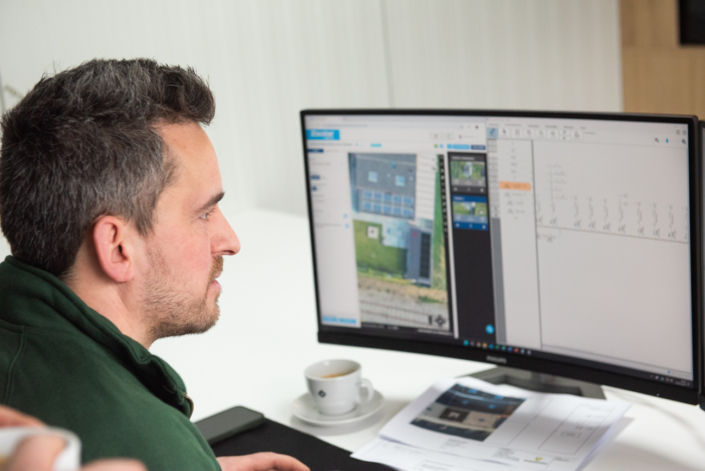 Michiel onderzoekt je installatie tot in de puntjes Zaakvoerder Michiel analyseert een zonnepanelensysteem op computerscherm voor diagnose en optimalisatie – Energized Eeklo
