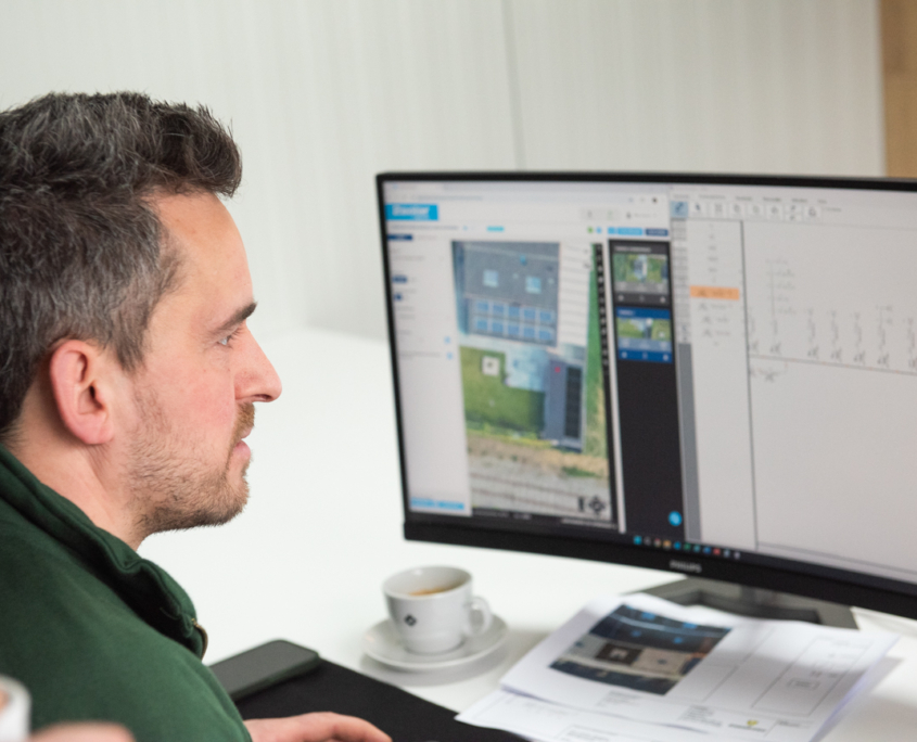 Zaakvoerder Michiel analyseert een zonnepanelensysteem op computerscherm voor diagnose en optimalisatie – Energized Eeklo