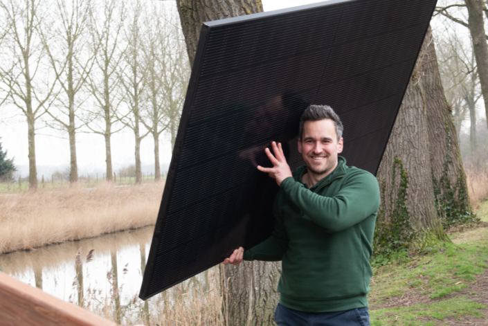 Michiel heeft een zonnepaneel op zijn schouders