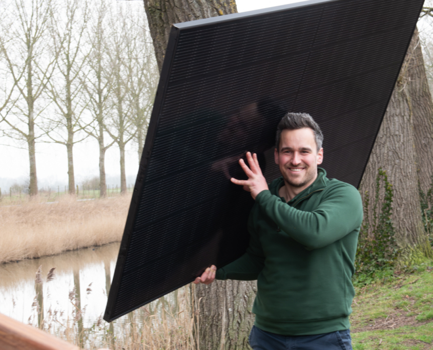 Michiel heeft een zonnepaneel op zijn schouders