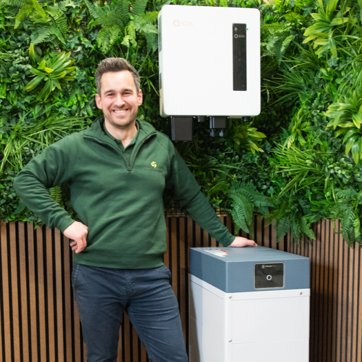 Michiel toont de grote van een thuisbatterij en hoe het eruit ziet geplaatst bij je thuis.