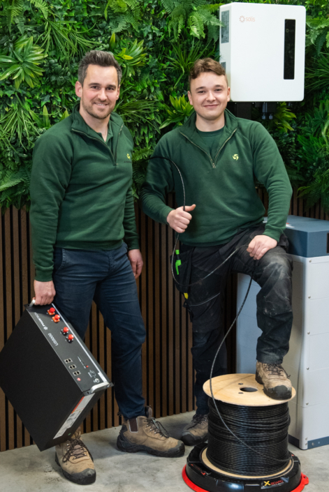 Michiel van Energized geeft uitleg bij technische aanpassing van bestaande zonnepaneelinstallatie