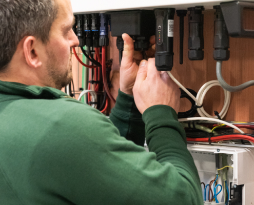 Michiel doet aan passingen aan een electriciteitskast