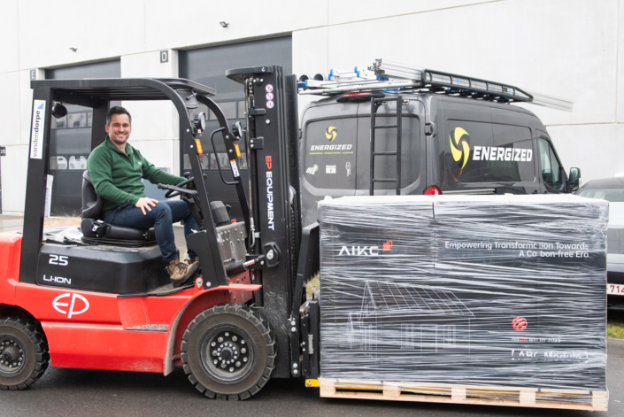 Michiel brengt nieuwe levering met vorkheftruck in zijn magazijn.
