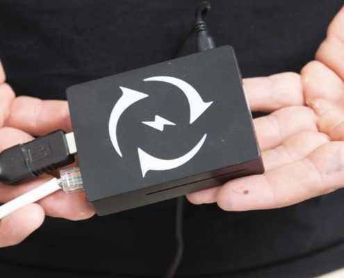 Michiel toont FlexiO slimme sturingsmodule voor energiebeheer van batterij, zonnepanelen en laadpaal
