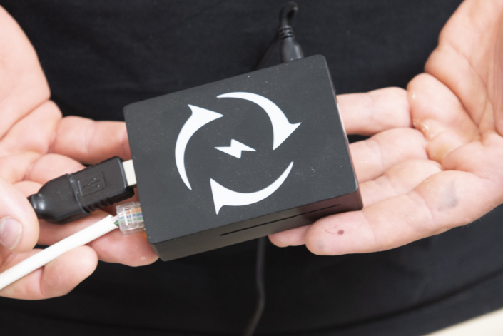 Michiel toont FlexiO slimme sturingsmodule voor energiebeheer van batterij, zonnepanelen en laadpaal