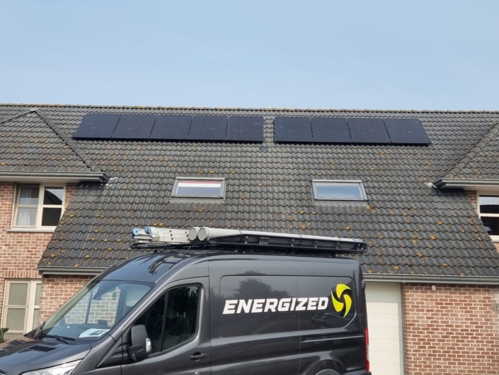 Zonnepanelen op schuin dak met twee installatierijen, geplaatst door Energized in Oost-Vlaanderen