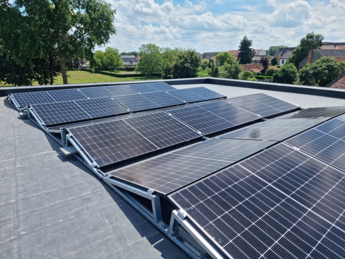 Zonnepanelen door Energized op plat dak met zuidgerichte montage, slimme opstelling voor maximale opbrengst