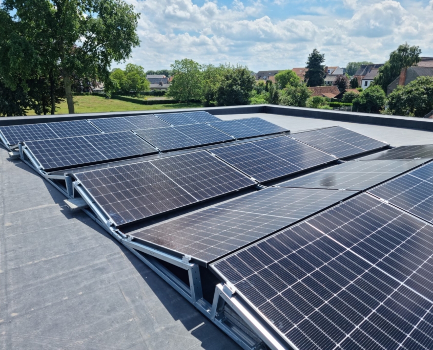 Zonnepanelen door Energized op plat dak met zuidgerichte montage, slimme opstelling voor maximale opbrengst