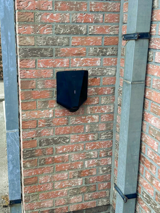 Eassee zwarte laadpaal netjes gemonteerd aan gevel in Meetjesland voor thuisladen van elektrische voertuigen